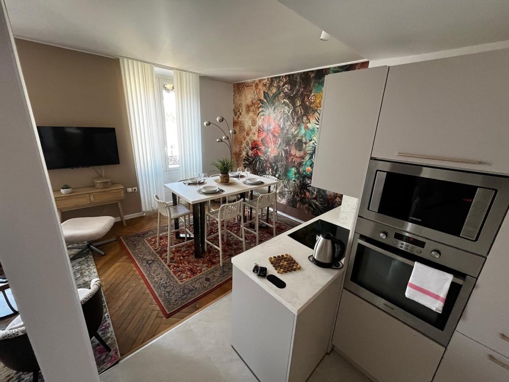 Cuisine et espace repas de l'appartement Les Princes Kosykasa SPA à Cannes