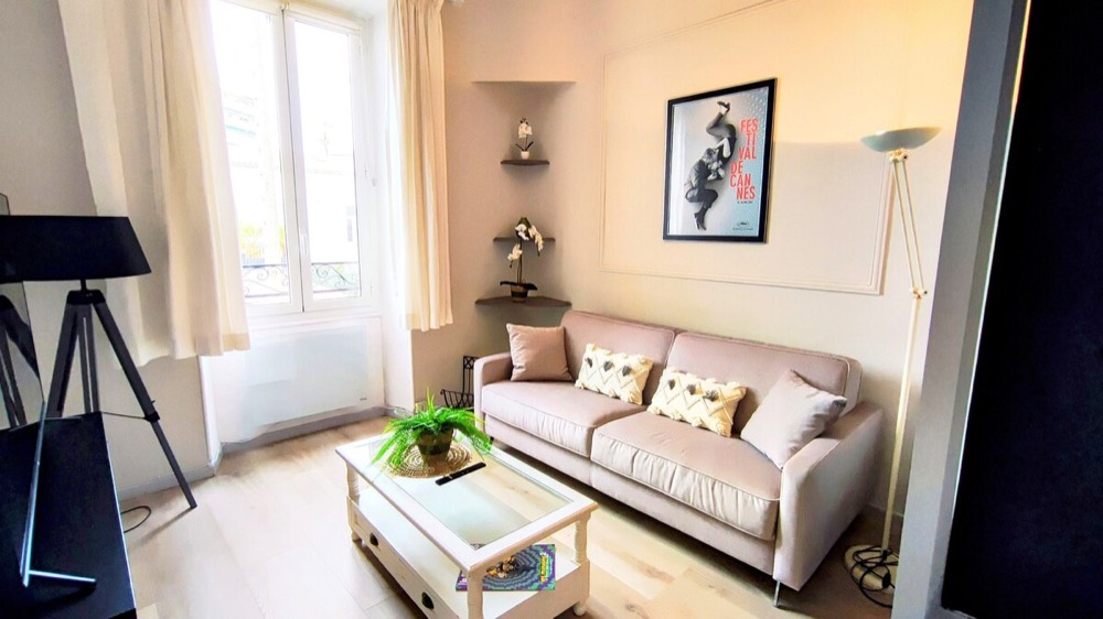 Salon du studio Kosy City à Cannes, rue Caire